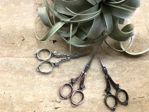 Sharp and beautiful little scissors - Victorian model – Peacock & Peony