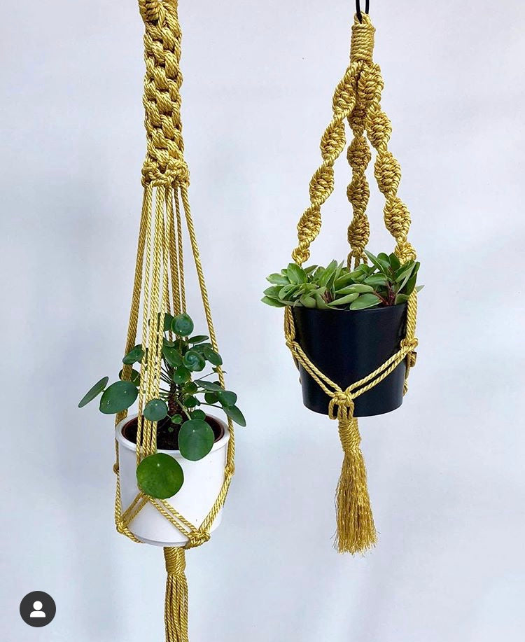 Sparkling golden macrame planthanger in two sizes – Peacock & Peony