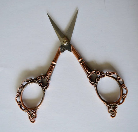 Sharp and beautiful little scissors - Antique model